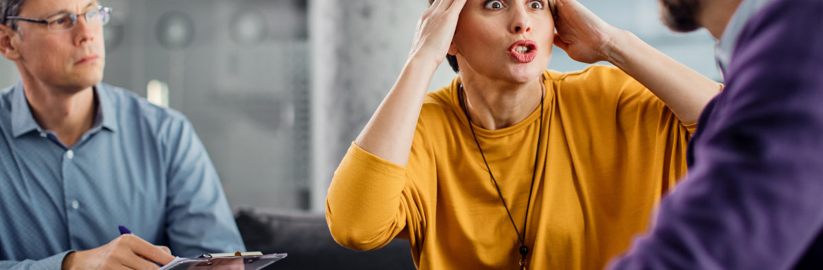 Femme qui se met en colère devant son mari et un travailleur social